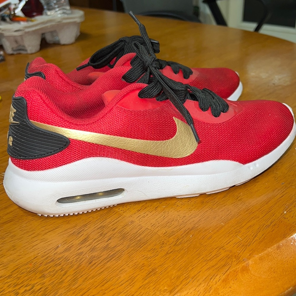 Nike Women's Air Max Oketo University
Red/Metallic Gold Low Top Running